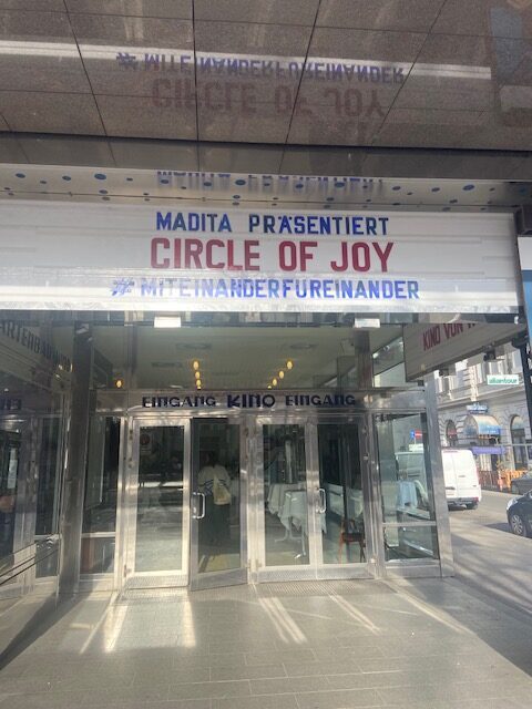 Circle of Joy - Ankündigungsbanner beim Gartenbaukino